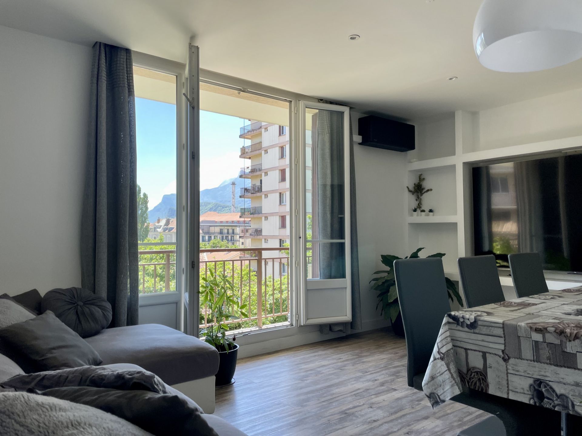 apartment 4 Rooms for sale on Grenoble (38100)