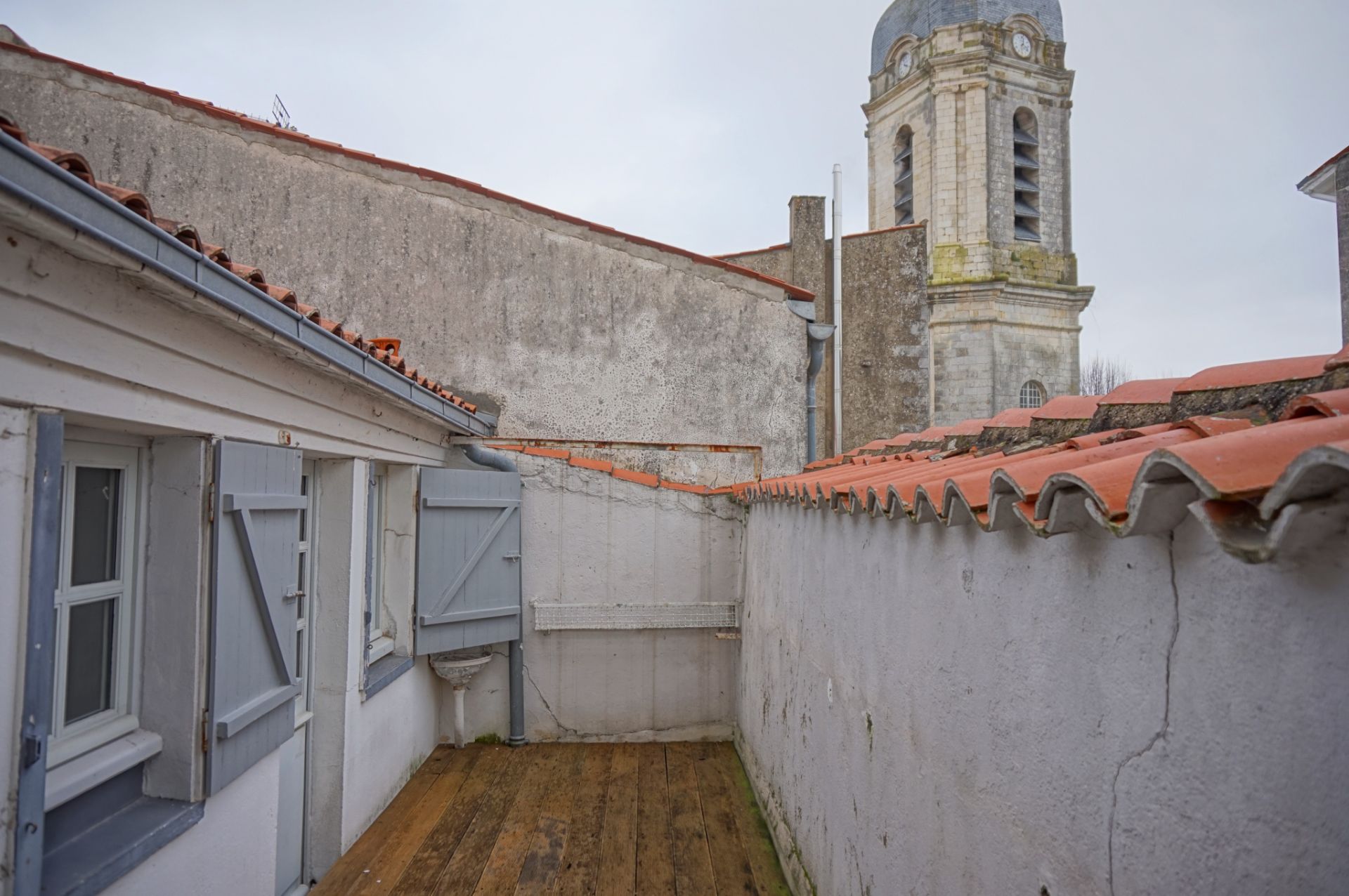 building 6 Rooms for sale on La Rochelle (17000)