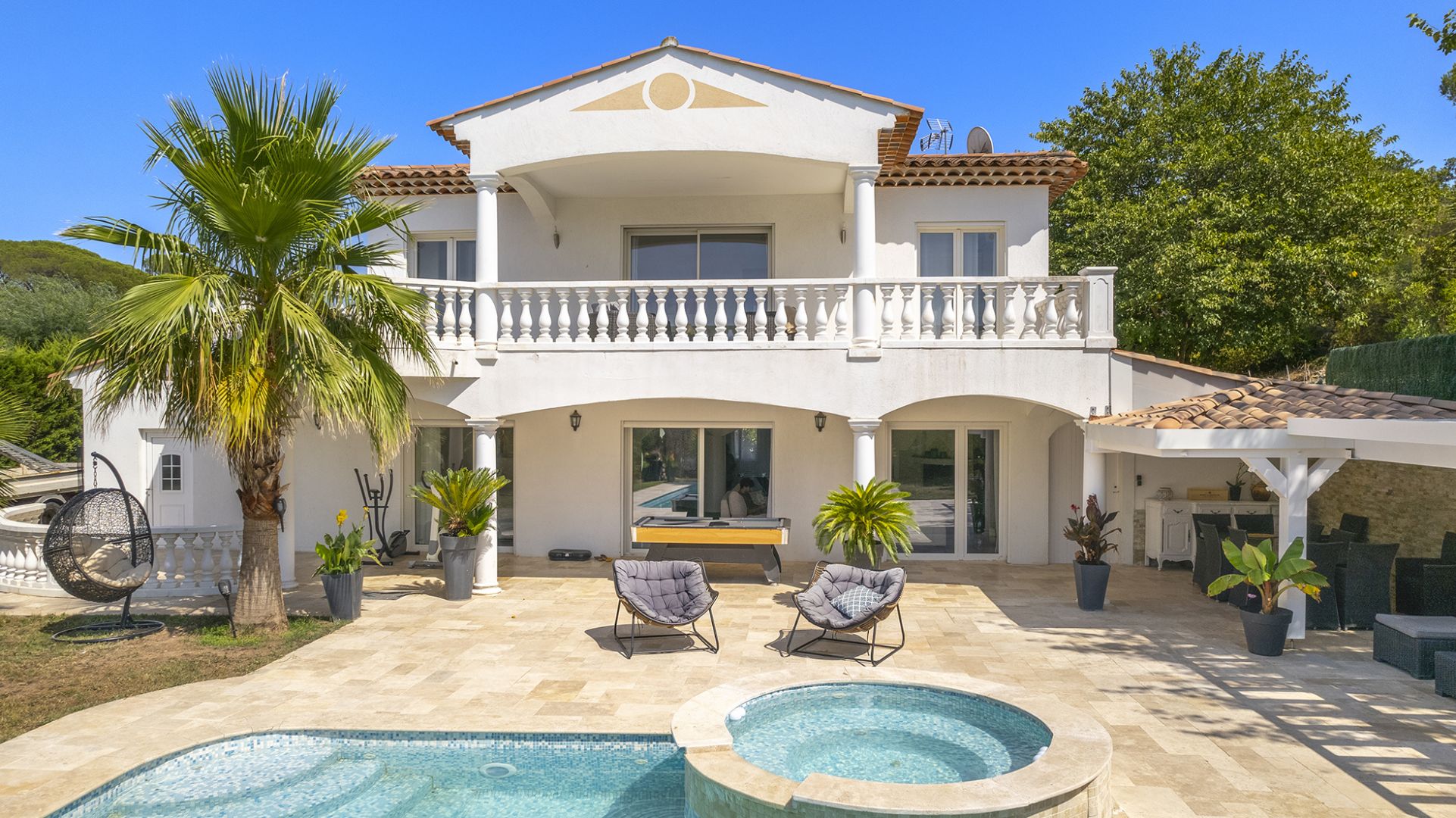 villa 7 Rooms for sale on Fréjus (83600)