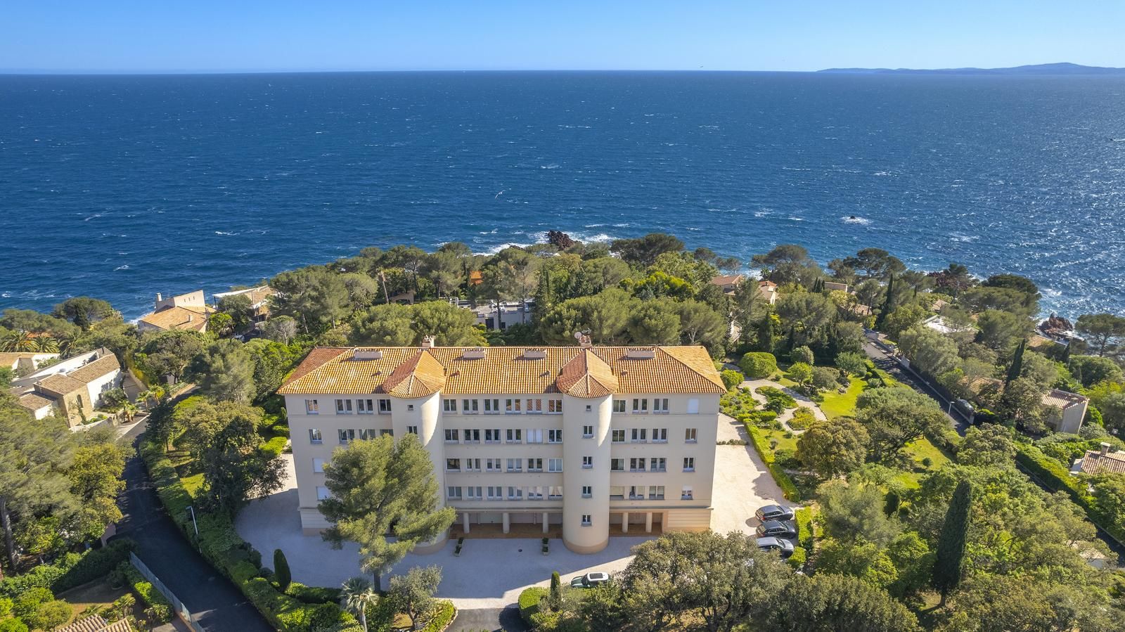 apartment 4 Rooms for sale on Saint-Raphaël (83700)