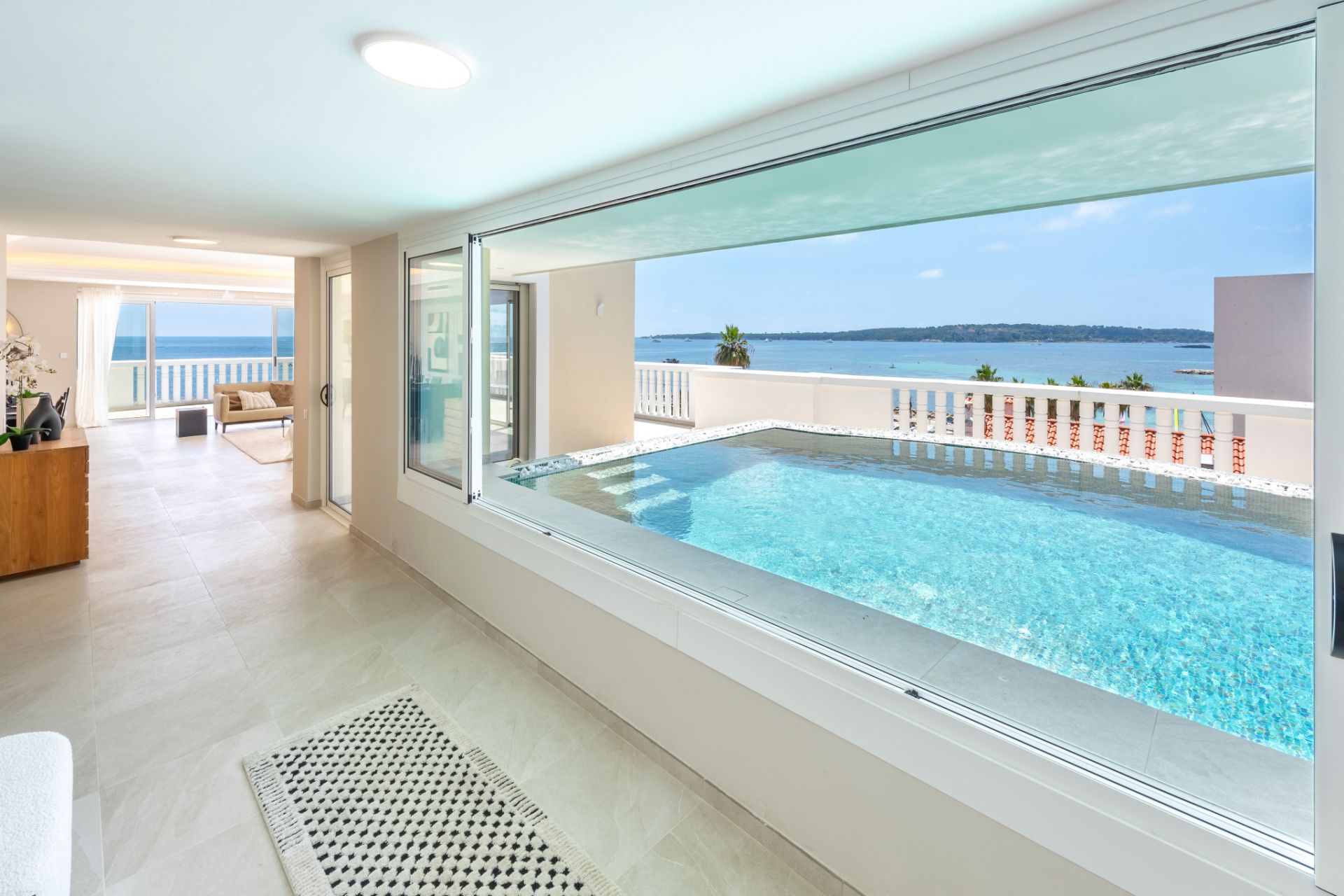 apartment 8 Rooms for sale on Cannes (06400)