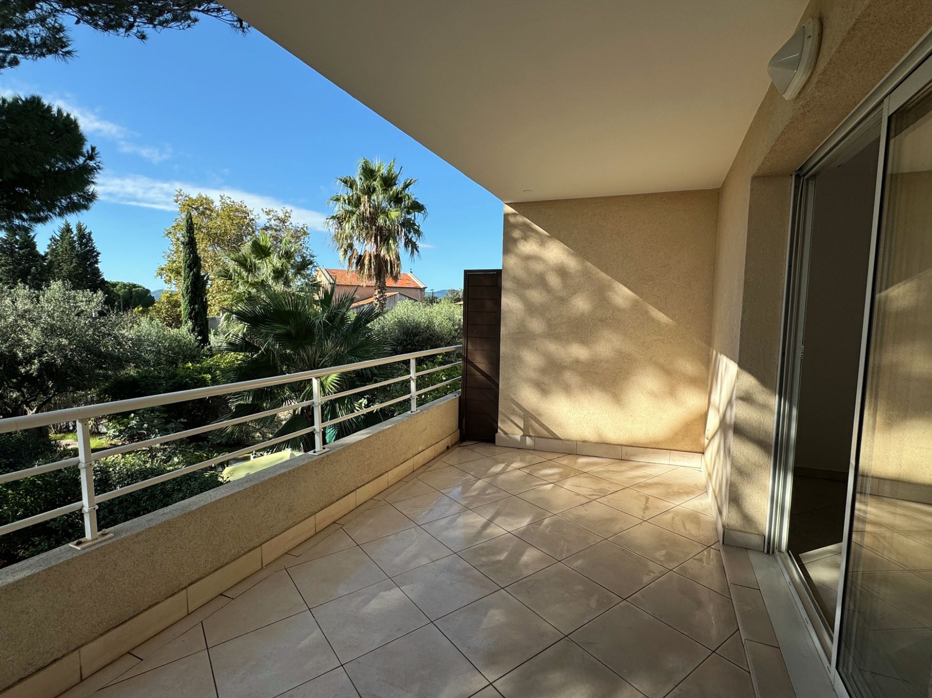 apartment 3 Rooms for sale on Fréjus (83600)