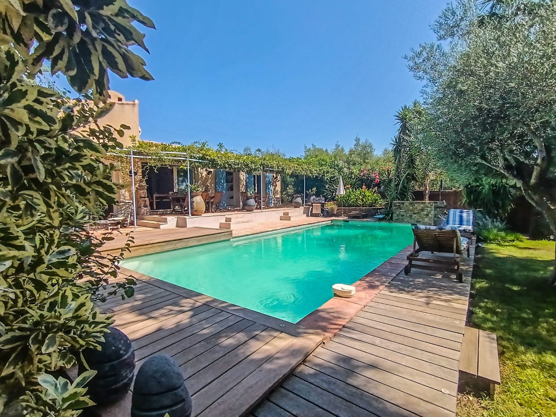 villa 6 Rooms for sale on Grimaud (83310)