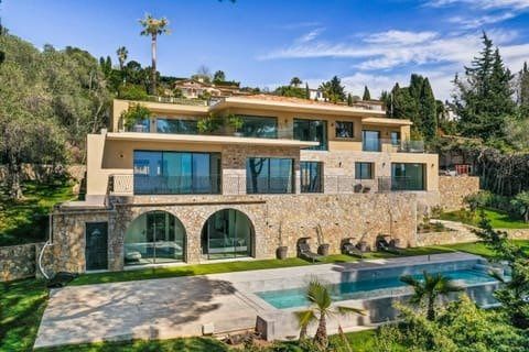 villa 9 Rooms for sale on Mougins (06250)