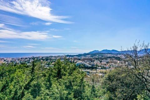 villa 9 Rooms for sale on Mougins (06250)