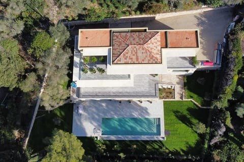 villa 9 Rooms for sale on Mougins (06250)