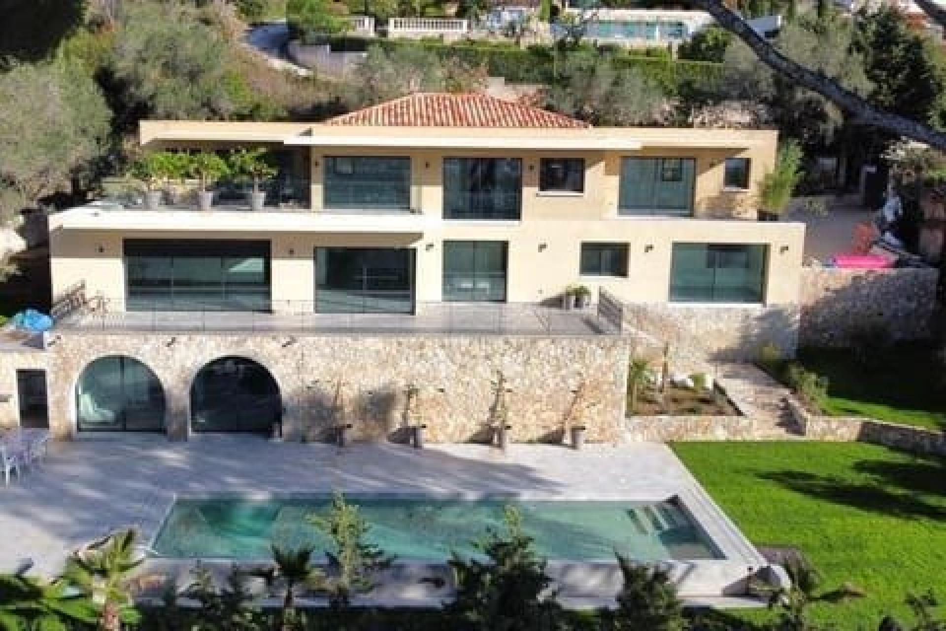 villa 9 Rooms for sale on Mougins (06250)