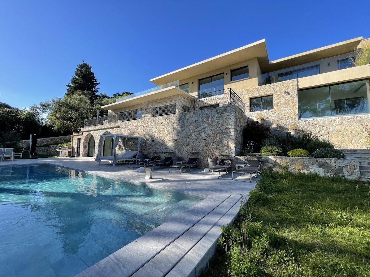 villa 9 Rooms for sale on Mougins (06250)