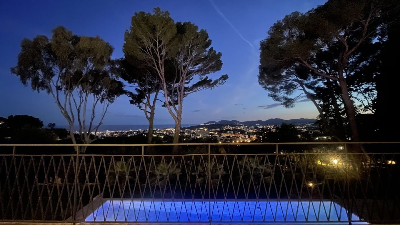 villa 9 Rooms for sale on Mougins (06250)