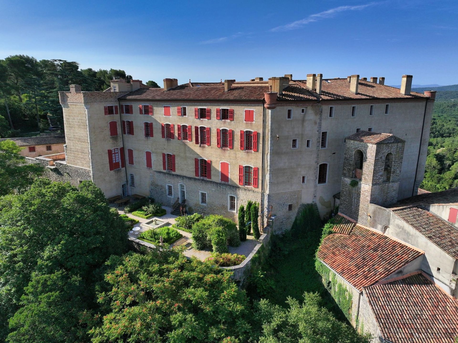 castle 99.9 Rooms for sale on La Verdière (83560)