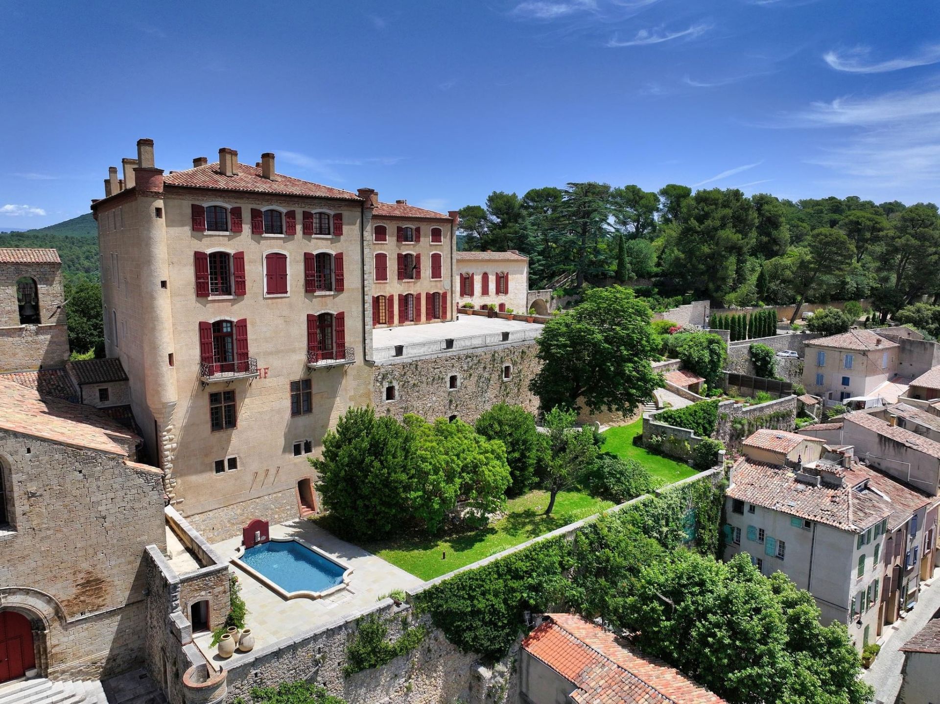 castle 99.9 Rooms for sale on La Verdière (83560)