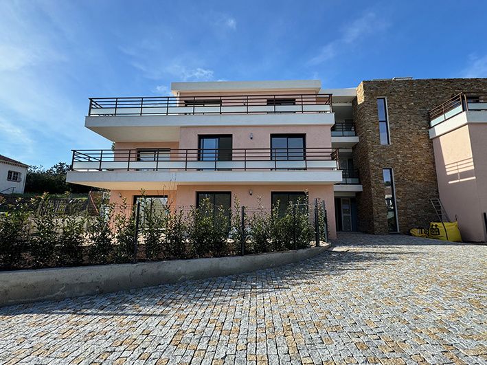 apartment 4 Rooms for sale on Saint-Raphaël (83700)