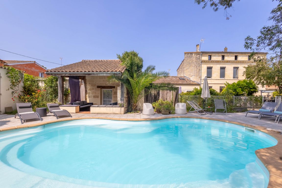 house 17 Rooms for sale on Pauillac (33250) - See details